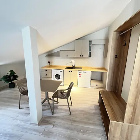 West House Exclusive غوجيك